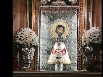 La Virgen del Pilar, cubierta con el manto de la Falange.