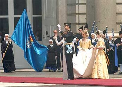 El Príncipe y doña Letizia saludan al público delante de los gaiteros.