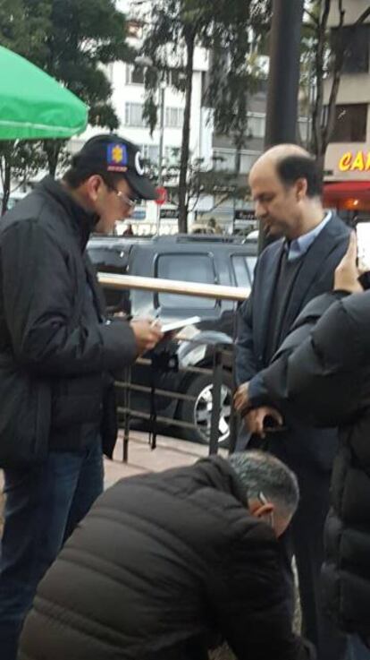 Momento en que un funcionario de la Fiscalía detiene a García Morales, exviceministro de Transporte de Colombia.