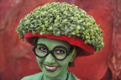 Una mujer ataviada con un modelo especial para el Día de San Patricio en Dublín, Irlanda.