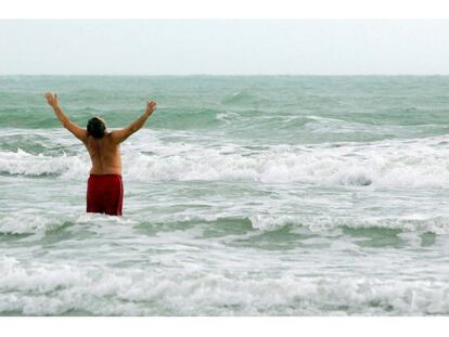 A imagem, um registro do petista tomando um banho de mar na Praia da Lagoa Doce, no Piauí, quando ainda era presidente da República, em fevereiro de 2006, foi vendida por 15.000 reais. O valor do leilão será doado ao Instituto Lula. Preso desde 7 de abril de 2018, sob a acusação de corrupção, Lula aguarda a análise de um recurso pelo Supremo Tribunal Federal, impetrado pela defesa.