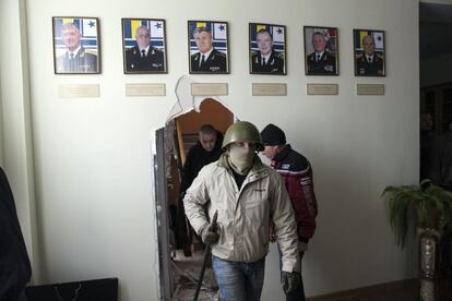 Milicianos pro rusos en el interior de la base naval de Sebastopol, 19 de marzo de 2014.