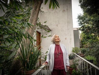 La periodista y escritora Elena Poniatowska en su hogar, al sur de la Ciudad de México.