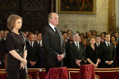 Los familiares de las víctimas han ocuapdo gran parte de la nave central de la catedral en una ceremonia a la que han asistido unas 1.200 personas. Don Juan Carlos y doña Sofía se han situado  a la izquierda del altar mayor y detrás de ellos en una línea de bancos se han puesto el presidente del Gobierno, José Luis Rodriguez Zapatero y su esposa, Sonsoles Espinosa, el presidente del Congreso, Manuel Marín y el presidente de la Generalitat,Francisco Camps y la alcaldesa de Valencia, Rita Barberá.