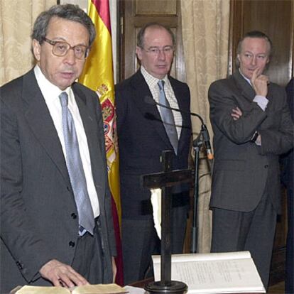 De izquierda a derecha, Carlos Bustelo, Rodrigo Rato y Josep Piqué, en la toma de posesión del primero.