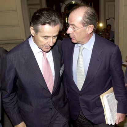 Miguel Blesa y Rodrigo Rato intercambian confidencias en un acto de 2002.