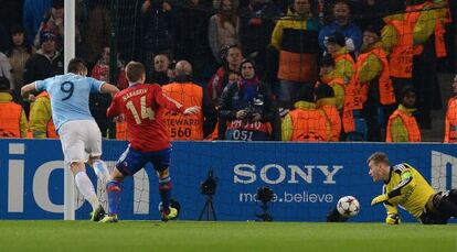 Negredo marca su tercer gol, anoche ante el CSKA.