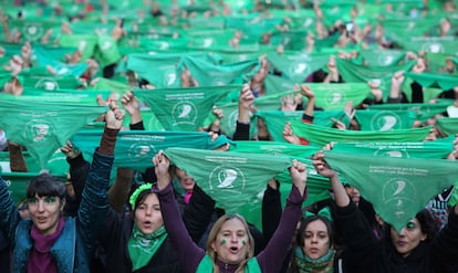 Activistas muestran sus pañuelos verdes, símbolo de la regulación del aborto en mayo de  2019 en Argentina.
