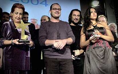 Algunos de los galardonados con los premios Mostra Cinema, anoche en la gala de clausura de la Mostra de València.