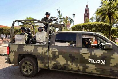 Militares patrullan por Apatzingán, Michoacán, el 10 de enero.