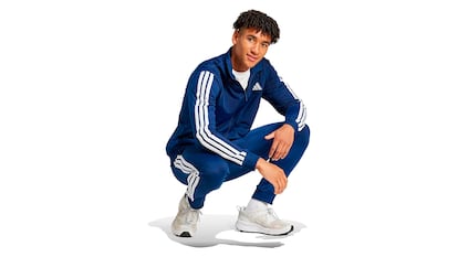 Chándal Adidas sobre fondo blanco.