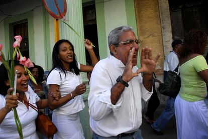 Un hombre grita consignas revolucionarias durante una contramanifestación oficialista llamada "acto de repudio realizada contra las integrantes del grupo de mujeres Damas de Blanco".