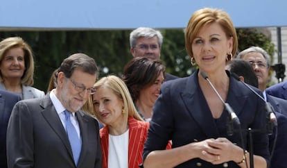 Cristina Cifuentes habla con Rajoy durante una intervenci&oacute;n de Dolores de Cospedal, el 25 de mayo.