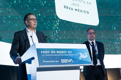 Carlos Serrano, economista en jefe BBVA México y Jan Martínez Ahrens, director de EL PAÍS América, dan la bienvenida a los asistentes al ‘Foro no Money'.