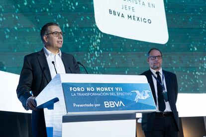 Carlos Serrano, economista en jefe BBVA México y Jan Martínez Ahrens, director de EL PAÍS América, dan la bienvenida a los asistentes al ‘Foro no Money'.