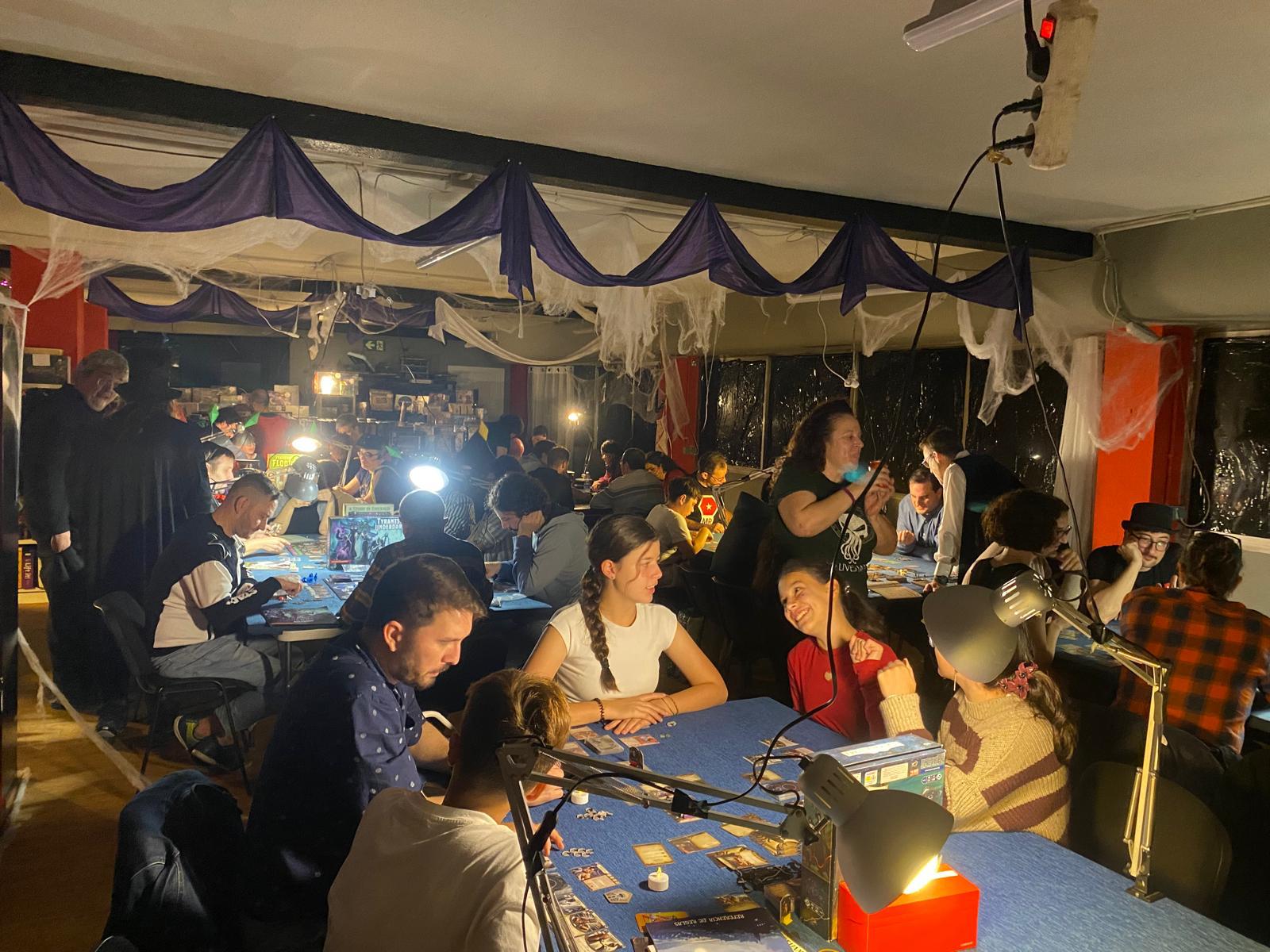 Partida de juegos de mesa de terror en el club Mecatol Rex de Madrid.