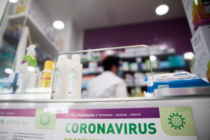 Una farmacia en Santiago vende productos desinfectantes con informacion sobre la covid-19.
