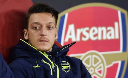 Özil, en el banquillo durante el pasado Arsenal-Bayern.