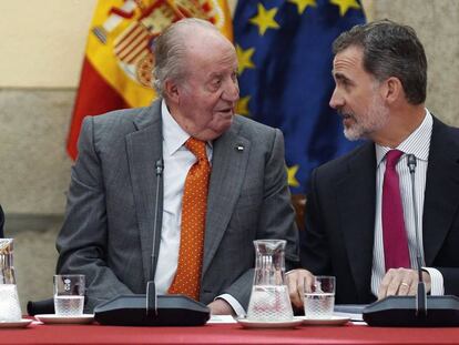 Felipe VI, junto a su padre, Juan Carlos I, durante la reunión del patronato de la Fundación Cotec, en mayo de 2019.