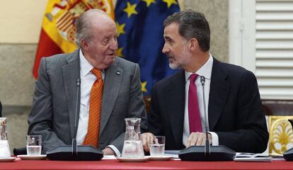 Felipe VI, junto a su padre, Juan Carlos I, durante la reunión del patronato de la Fundación Cotec, en mayo de 2019.