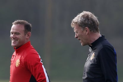 David Moyes, técnico del United, habla con Rooney durante la sesión de entrenamiento en Carrington (Manchester) previa al encuentro que disputarán mañana ante el Bayern de Múnich.