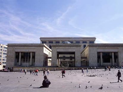 El Palacio de Justicia de Bogotá, que se levanta en el costado norte de la plaza de Simón Bolívar.