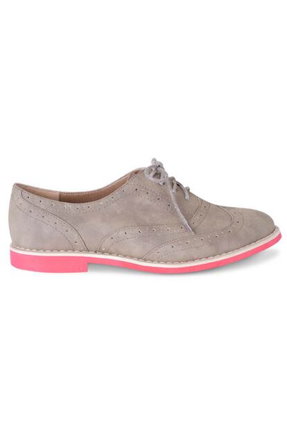 En Blanco puedes encontrar este modelo gris con suela rosa (29,99 euros).