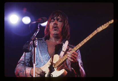 Terry Kath tocando con Chicago en 1974.