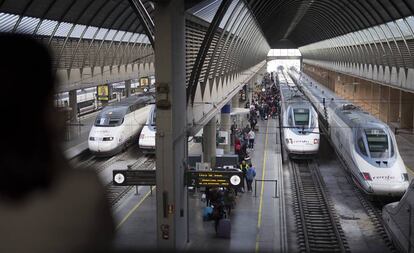 Viajeros de AVE en la estación de Santa Justa, en Sevilla.