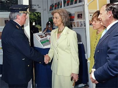 La Reina, que hoy ha inaugurado la Feria del Libro de Madrid, se ha dirigido al puesto de la policía en la zona del parque del Retiro habilitada para el evento nada más conocer la noticia del atentado. Allí, doña Sofía ha expresado su "solidaridad" y "tristeza" por la acción terrorista de ETA y ha trasladado sus condolencias a los responsables policiales.