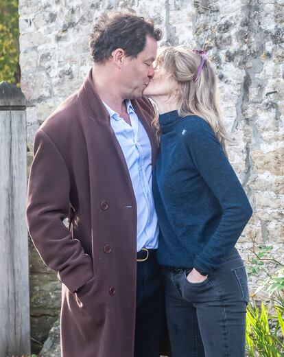 Dominic West y su esposa Catherine Fitzgerald el 13 de octubre de 2020 haciendo una declaración a la prensa afuera de su casa en Cotswolds, después de que el actor fuera visto besando a la actriz Lily James mientras estaba en Roma.