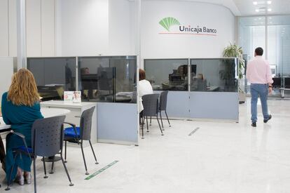 Imagen de una oficina bancaria de Unicaja.