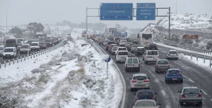 Vehículos retenidos este jueves como consecuencia de las nevadas en Murcia.