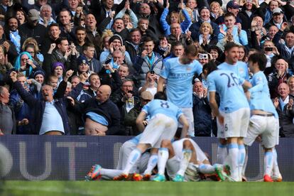 Los aficionados del Manchester City celebran uno de sus goles