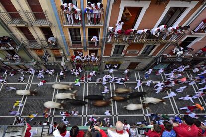 Los toros durante el sexto encierro por la calle Estafeta.