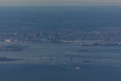 Vista aérea del puente Francis Scott Key Bridge, el 24 de marzo, dos días antes de desmoronarse por el accidente.