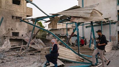 Los escombros de una escuela golpeada en un ataque israelí, en el campo de Nuseirat (Gaza), el sábado.
