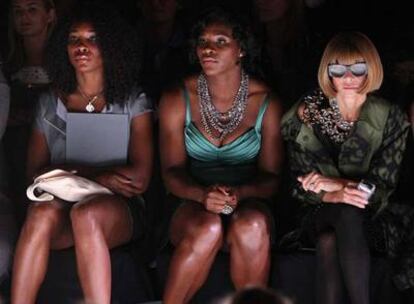 De izquierda a derecha, Venus y Serena Williams y Anna Wintour, en el desfile de Nueva York.