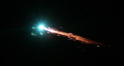 Fotografía del carguero espacial ATV-1 , <i>Julio Verne</i>, destruyéndose al entrar en la atmósfera terrestre, sobre el Pacífico Sur, tomada en 2008 desde un avión DC-8 que siguió la operación.