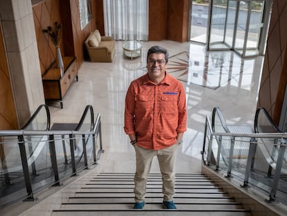 Maximiliano Bello, experto en política pública oceánica y asesor ejecutivo de Mission Blue en un hotel de Santiago, Chile.