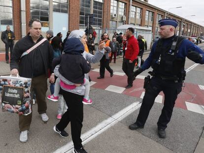 Passageiros e funcionários deixam o aeroporto internacional de Zaventem, nos arredores de Bruxelas, após as explosões no local.
