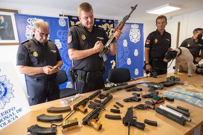 La Policía Nacional exhibe el arsenal intervenido en el verano de 2022 a un presunto narco de Chipiona (Cádiz), que escondía las armas en una vivienda prefabricada y bajo el suelo de la misma.