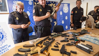 La Policía Nacional exhibe el arsenal intervenido en el verano de 2022 a un presunto narco de Chipiona (Cádiz), que escondía las armas en una vivienda prefabricada y bajo el suelo de la misma.