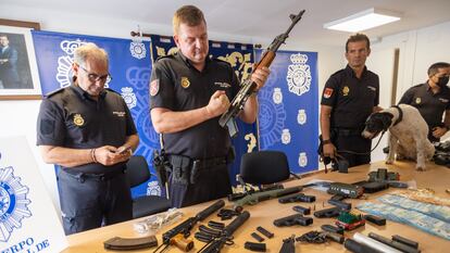 La Policía Nacional exhibe el arsenal intervenido en el verano de 2022 a un presunto narco de Chipiona (Cádiz), que escondía las armas en una vivienda prefabricada y bajo el suelo de la misma.