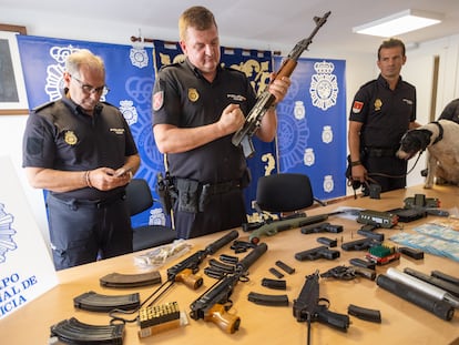 La Policía Nacional interviene un arsenal de armas al registrar el domicilio del individuo detenido por embestir a tres agentes en Sanlúcar de Barrameda, Cádiz