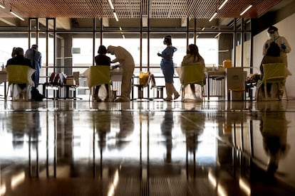 Profesionales sanitarios en el campus de Bellaterra de la Universidad Autónoma de Barcelona.