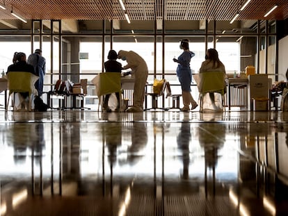 Profesionales sanitarios en el campus de Bellaterra de la Universidad Autónoma de Barcelona.