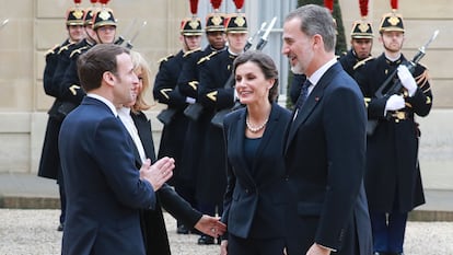 La última visita oficial de los reyes antes de la pandemia fue el 11 de marzo a Francia, donde Emmanuel Macron les saludó con distancia y un gesto de paz.