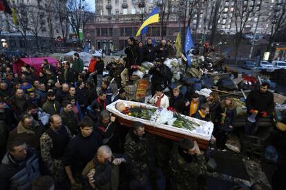 Homenaje a los caídos en la plaza de la Independencia de Kiev, 21 de febrero de 2014.