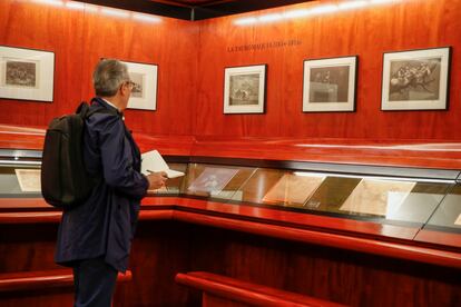 Un visitante observa uno de los grabados de Goya el 2 de junio de 2023, tal y como los concibió el autor, tras la restauración de 228 piezas que la Real Academia de Bellas Artes (Madrid) lleva a cabo. 
